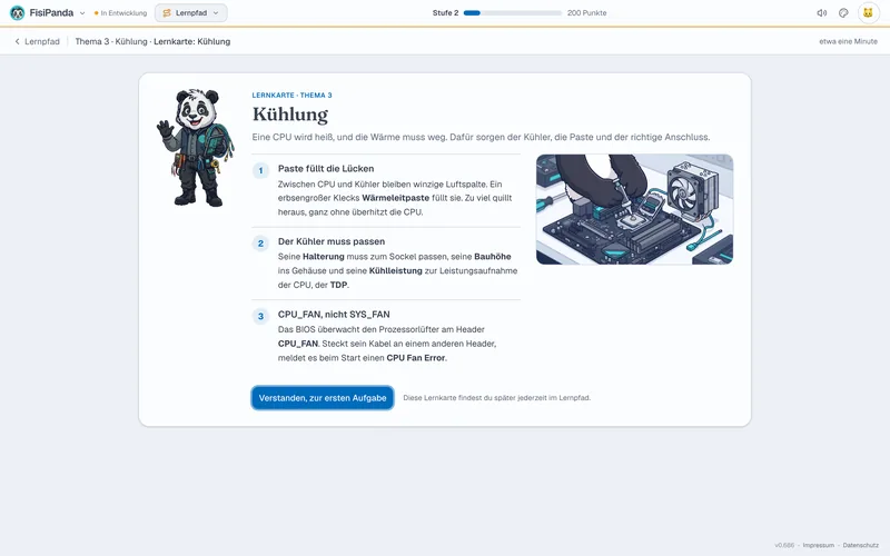 Lernkarte „Kühlung“: FisiPanda, drei Punkte zu Wärmeleitpaste, passendem Kühler und dem Anschluss CPU_FAN, daneben ein Bild mit Pandapfoten, die Paste auf die CPU geben
