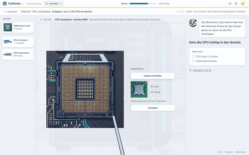 Nahansicht „CPU einsetzen“: der AM5-Sockel von oben mit geöffnetem Hebel und hochgeklappter Klappe, daneben die CPU in der Hand, die man drehen und einlegen kann