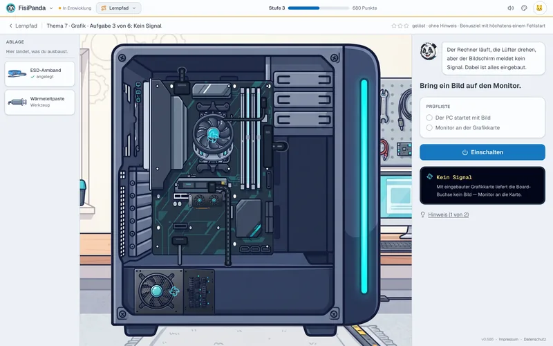 Die Werkbank in FisiPanda: ein offener Midi-Tower mit Mainboard, Kühler, Arbeitsspeicher und Grafikkarte, rechts der Auftrag mit Prüfliste und die Monitor-Karte nach dem Einschalten: Kein Signal